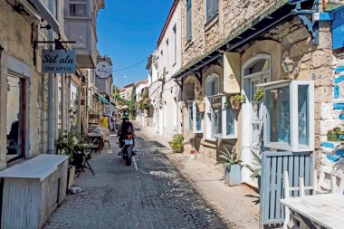 Alacati, İzmir, Türkiye-20 Ağustos 20,2020 Alacati, tarihi taş evleri ve rüzgar sörfü için uygun plajlarıyla ünlü bir turistik yer. Alacati 'nin merkezinden genel ve turistik görüşler.