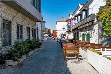 Alacati, İzmir, Türkiye-20 Ağustos 20,2020 Alacati, tarihi taş evleri ve rüzgar sörfü için uygun plajlarıyla ünlü bir turistik yer. Alacati 'nin merkezinden genel ve turistik görüşler.