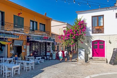 Alacati, İzmir, Türkiye-20 Ağustos 20,2020 Alacati, tarihi taş evleri ve rüzgar sörfü için uygun plajlarıyla ünlü bir turistik yer. Alacati 'nin merkezinden genel ve turistik görüşler.