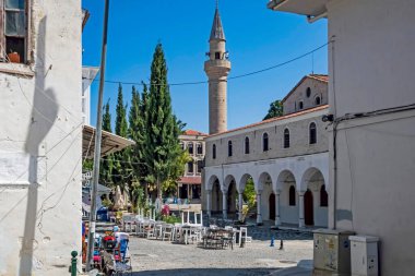 Alacati, İzmir, Türkiye-20 Ağustos 20,2020 Alacati, tarihi taş evleri ve rüzgar sörfü için uygun plajlarıyla ünlü bir turistik yer. Alacati 'nin merkezinden genel ve turistik görüşler.