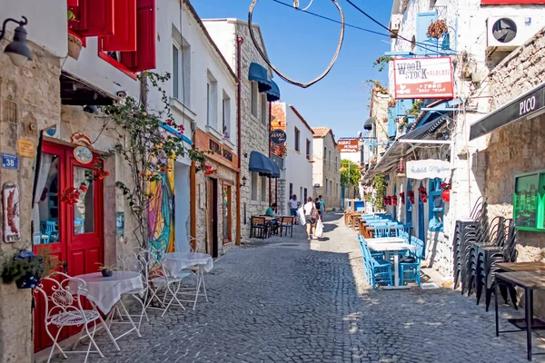 Alacati, İzmir, Türkiye-20 Ağustos 20,2020 Alacati, tarihi taş evleri ve rüzgar sörfü için uygun plajlarıyla ünlü bir turistik yer. Alacati 'nin merkezinden genel ve turistik görüşler.