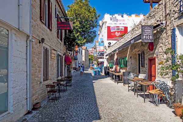 Alacati, İzmir, Türkiye-20 Ağustos 20,2020 Alacati, tarihi taş evleri ve rüzgar sörfü için uygun plajlarıyla ünlü bir turistik yer. Alacati 'nin merkezinden genel ve turistik görüşler.