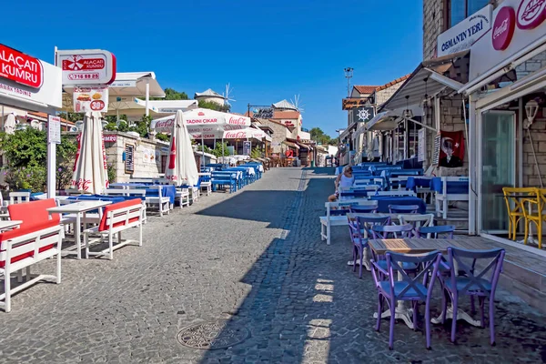 Alacati, İzmir, Türkiye-20 Ağustos 20,2020 Alacati, tarihi taş evleri ve rüzgar sörfü için uygun plajlarıyla ünlü bir turistik yer. Alacati 'nin merkezinden genel ve turistik görüşler.