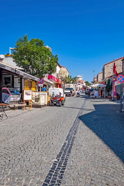 Alacati, İzmir, Türkiye-20 Ağustos 20,2020 Alacati, tarihi taş evleri ve rüzgar sörfü için uygun plajlarıyla ünlü bir turistik yer. Alacati 'nin merkezinden genel ve turistik görüşler.
