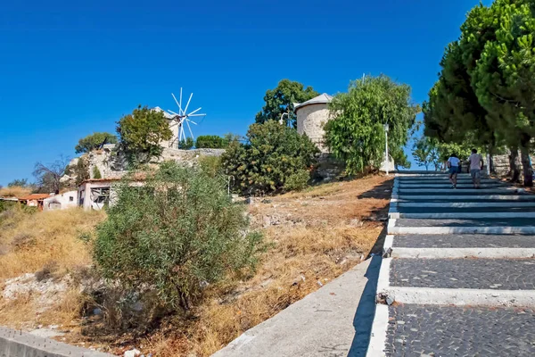 Alacati, İzmir, Türkiye-20 Ağustos 20,2020 Alacati, tarihi taş evleri ve rüzgar sörfü için uygun plajlarıyla ünlü bir turistik yer. Alacati 'nin merkezinden genel ve turistik görüşler.