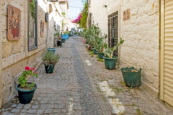 Alacati, İzmir, Türkiye-20 Ağustos 20,2020 Alacati, tarihi taş evleri ve rüzgar sörfü için uygun plajlarıyla ünlü bir turistik yer. Alacati 'nin merkezinden genel ve turistik görüşler.