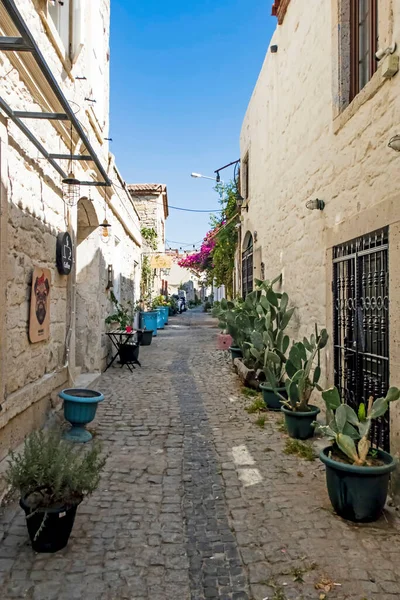 Alacati, İzmir, Türkiye-20 Ağustos 20,2020 Alacati, tarihi taş evleri ve rüzgar sörfü için uygun plajlarıyla ünlü bir turistik yer. Alacati 'nin merkezinden genel ve turistik görüşler.