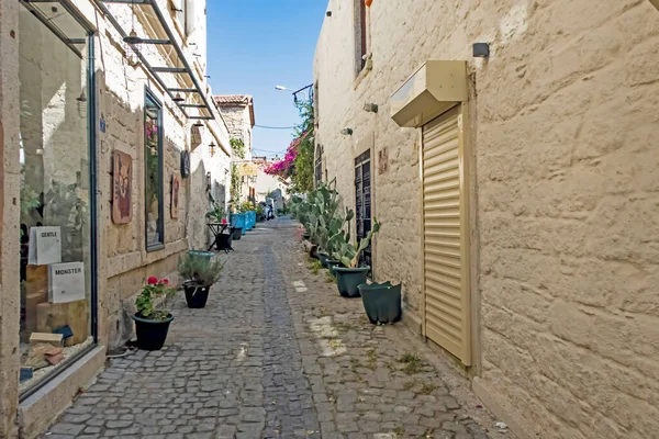 Alacati, İzmir, Türkiye-20 Ağustos 20,2020 Alacati, tarihi taş evleri ve rüzgar sörfü için uygun plajlarıyla ünlü bir turistik yer. Alacati 'nin merkezinden genel ve turistik görüşler.