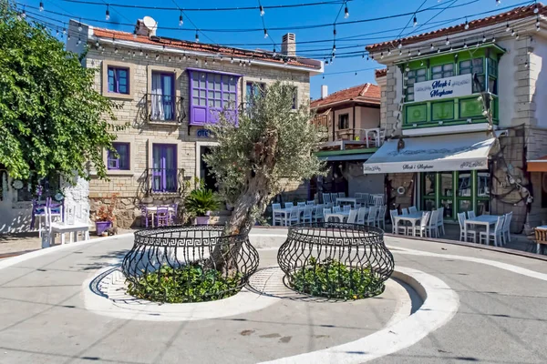 Alacati, İzmir, Türkiye-20 Ağustos 20,2020 Alacati, tarihi taş evleri ve rüzgar sörfü için uygun plajlarıyla ünlü bir turistik yer. Alacati 'nin merkezinden genel ve turistik görüşler.