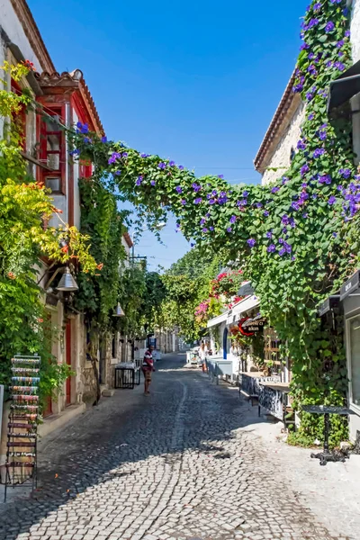 Alacati, İzmir, Türkiye-20 Ağustos 20,2020 Alacati, tarihi taş evleri ve rüzgar sörfü için uygun plajlarıyla ünlü bir turistik yer. Alacati 'nin merkezinden genel ve turistik görüşler.