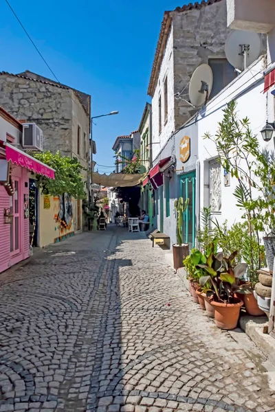 Alacati, İzmir, Türkiye-20 Ağustos 20,2020 Alacati, tarihi taş evleri ve rüzgar sörfü için uygun plajlarıyla ünlü bir turistik yer. Alacati 'nin merkezinden genel ve turistik görüşler.