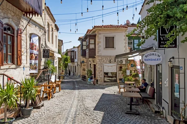 Alacati, İzmir, Türkiye-20 Ağustos 20,2020 Alacati, tarihi taş evleri ve rüzgar sörfü için uygun plajlarıyla ünlü bir turistik yer. Alacati 'nin merkezinden genel ve turistik görüşler.