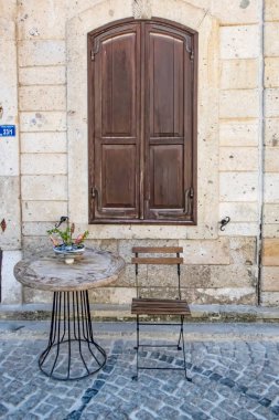 Alacati, İzmir, Türkiye-20 Ağustos 20,2020 Alacati, tarihi taş evleri ve rüzgar sörfü için uygun plajlarıyla ünlü bir turistik yer. Alacati 'nin merkezinden genel ve turistik görüşler.