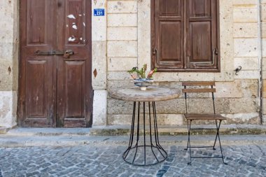 Alacati, İzmir, Türkiye-20 Ağustos 20,2020 Alacati, tarihi taş evleri ve rüzgar sörfü için uygun plajlarıyla ünlü bir turistik yer. Alacati 'nin merkezinden genel ve turistik görüşler.