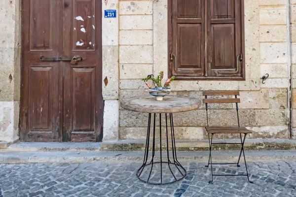 Alacati, İzmir, Türkiye-20 Ağustos 20,2020 Alacati, tarihi taş evleri ve rüzgar sörfü için uygun plajlarıyla ünlü bir turistik yer. Alacati 'nin merkezinden genel ve turistik görüşler.