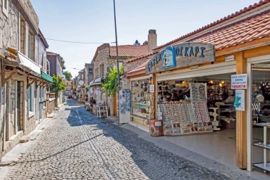 Alacati, İzmir, Türkiye-20 Ağustos 20,2020 Alacati, tarihi taş evleri ve rüzgar sörfü için uygun plajlarıyla ünlü bir turistik yer. Alacati 'nin merkezinden genel ve turistik görüşler.