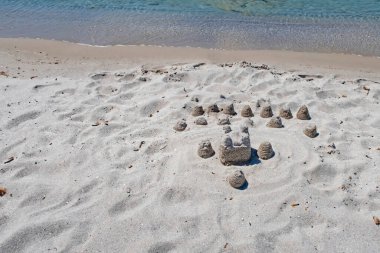 Yaz mevsiminde arka planda deniz manzarası