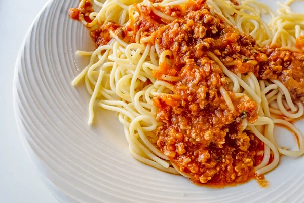 Закрыть Спагетти Соусом Белой Тарелке — стоковое фото