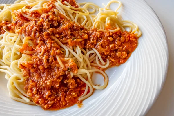 Cerrar Los Espaguetis Con Salsa Plato Blanco —  Fotos de Stock