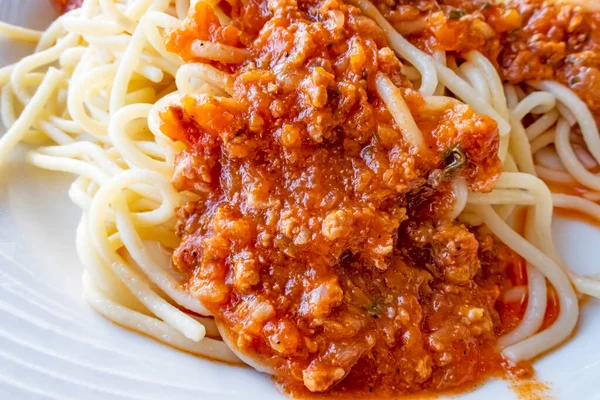 Primi Spaghetti Con Salsa Piatto Bianco — Foto Stock