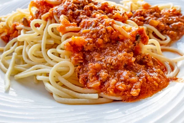 Закрыть Спагетти Соусом Белой Тарелке — стоковое фото