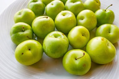 Tabakta yeşil taze erikler