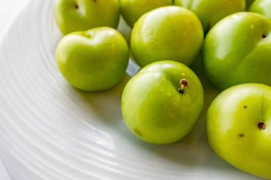 Tabakta yeşil taze erikler