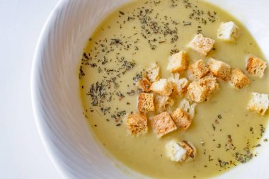 Çıtır ekmek ve kekik ile sıcak çorba