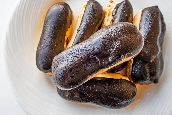 Närbild Eclairs Vit Platta — Stockfoto