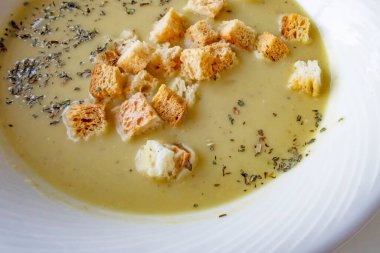 Çıtır ekmek ve kekik ile sıcak çorba