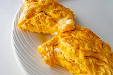 Tabakta peynirli omlet