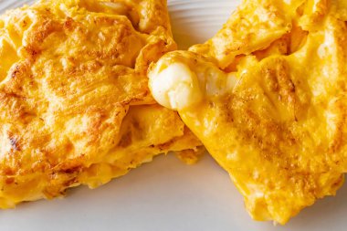 Tabakta peynirli omlet