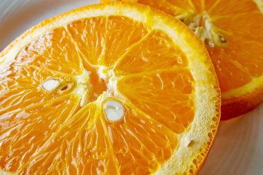 Beyaz plaka arka planında turuncu dilimler