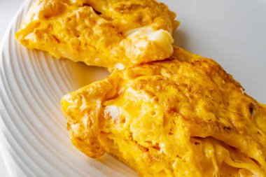 Tabakta peynirli omlet