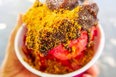 Karton kasede soslu karışık dondurma.