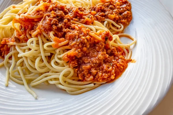 Primi Spaghetti Con Salsa Piatto Bianco — Foto Stock