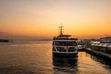 eminonu, istanbul, hindi- eylül 24,2020 gündoğumu ve şehir sınırları feribotları Eylül ayında emnionu iskelesinde..