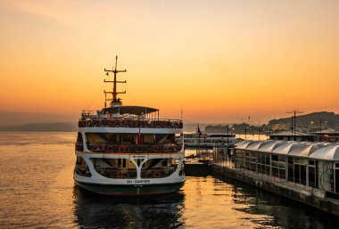 eminonu, istanbul, hindi- eylül 24,2020 gündoğumu ve şehir sınırları feribotları Eylül ayında emnionu iskelesinde..