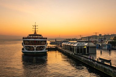 eminonu, istanbul, hindi- eylül 24,2020 gündoğumu ve şehir sınırları feribotları Eylül ayında emnionu iskelesinde..