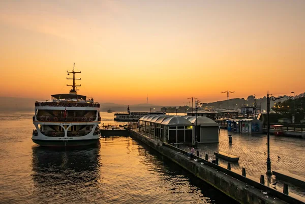 2020年9月24日トルコ イスタンブールのエミネン桟橋で日の出と都市線のフェリーが9月に — ストック写真