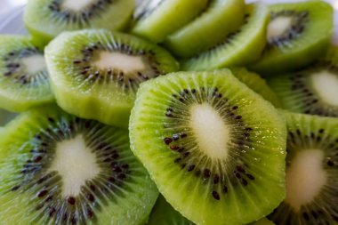 Dilimlenmiş kivi meyvelerini beyaz tabakta kapat