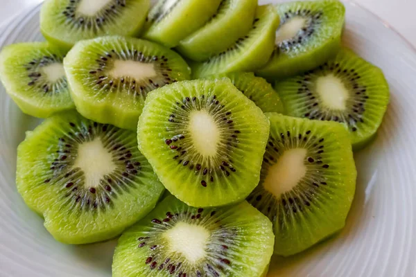 Närbild Skivade Kiwi Frukter Vit Platta — Stockfoto