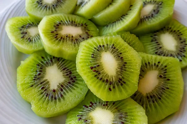 Close Kiwi Fatias Frutas Placa Branca — Fotografia de Stock