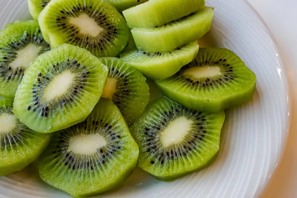 Närbild Skivade Kiwi Frukter Vit Platta — Stockfoto