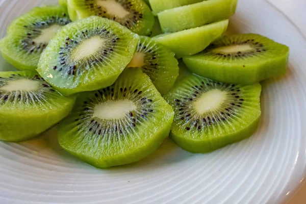 Närbild Skivade Kiwi Frukter Vit Platta — Stockfoto