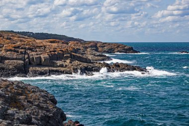 İstanbul 'daki Karadeniz kıyılarından deniz manzarası, dalgalar ve uçurumlar