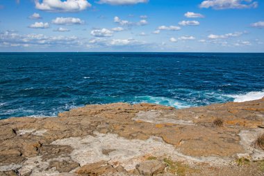İstanbul 'daki Karadeniz kıyılarından deniz manzarası, dalgalar ve uçurumlar