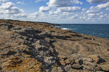 İstanbul 'daki Karadeniz kıyılarından deniz manzarası, dalgalar ve uçurumlar