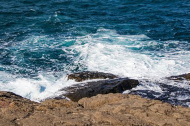 İstanbul 'daki Karadeniz kıyılarından deniz manzarası, dalgalar ve uçurumlar