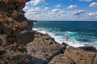 İstanbul 'daki Karadeniz kıyılarından deniz manzarası, dalgalar ve uçurumlar